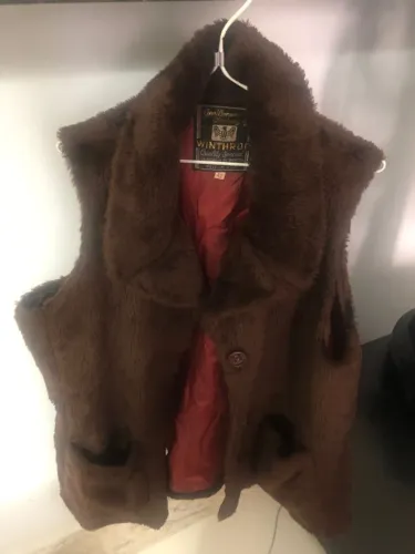 Colete de pele sintética marrom com forro vermelho