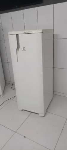 Vende uma geladeira Eletrolux 
