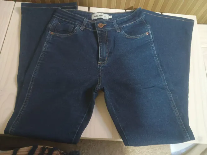 Calça jeans Tam.42, com Lycra.