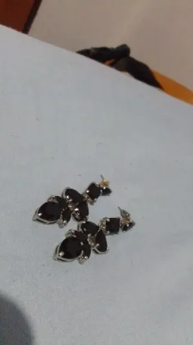 Brinco Longo com Pedras Escuras (VALOR NEGOCIÁVEL)