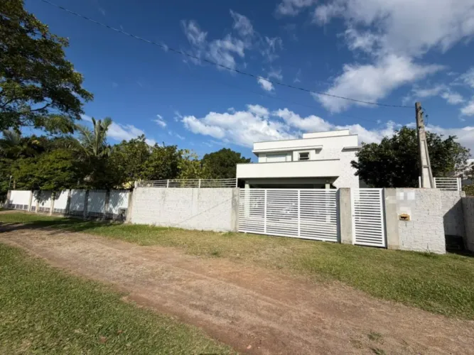 Casa de alto padrão com 4 suítes e terreno arborizado no Alto Ribeirão.