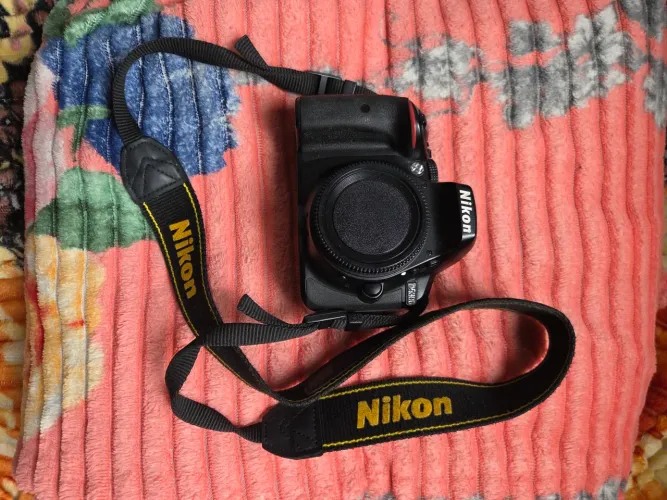 Nikon D5300 com lente 18-140mm e Flash mais duas baterias ?