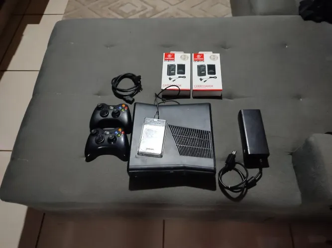 Xbox 360. 117jogos. Emuladores snes e Megadrive. 2 Cntrles, fonte, cabos e baterias novas