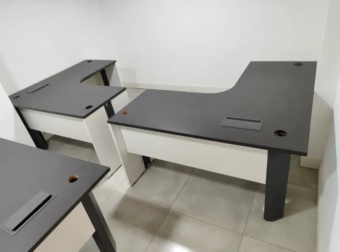 Mesa Gerencial em L (Asa Delta) 160x160 cm | Com Tomadas Embutidas | R$ 450
