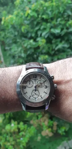 Cronógrafo de quartzo Tissot V8 Prata