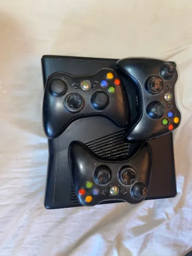 Xbox 360 com jogos e 3 controles, funcionando perfeitamente!