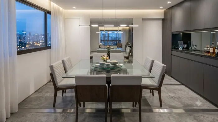 Mesa de jantar de vidro para 8 pessoas e um conjunto de cadeiras de estilo moderno