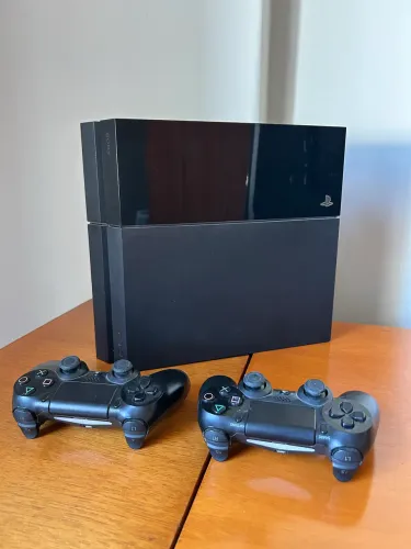 PlayStation 4 Fat + 2 Controles Originais + Cabos originais + 11 Jogos - Completo