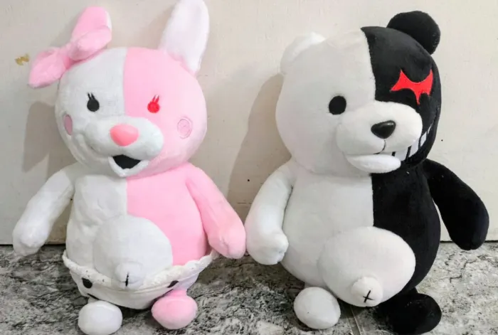 Pelúcias Monokuma e Monomi