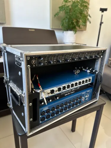 Mesa Soundcraft Ui24r + Amp de fone Mackie Hm800