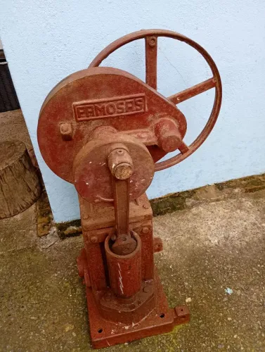 Vende se bomba de água antiga 