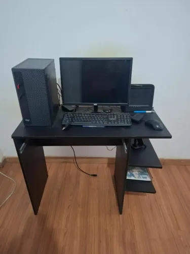 Vendo jogo de cadeira com mesa de vidro e computador seminovo