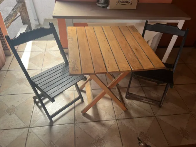 Conjunto mesa e duas cadeiras dobráveis