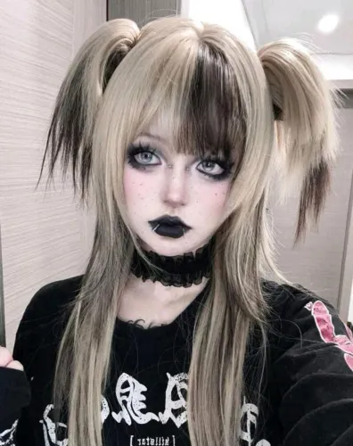 Peruca loira com mechas pretas emo