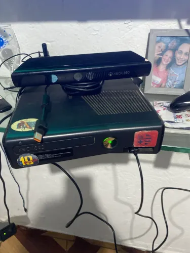 Xbox 360 slim com kinect mais fifa 19 e um controle