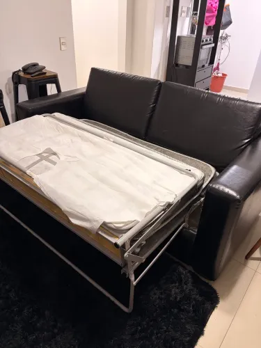 Sofá-cama 3 lugares em courino preto - Ótimo estado