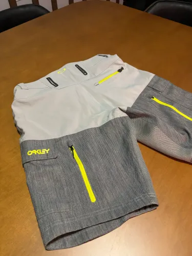 Bermuda Mtb Oakley - muito nova
