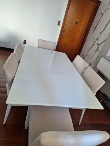 Mesa de jantar de madeira laka com tampo de vidro e 6 cadeiras. Cadeiras recém estofadas.