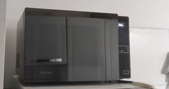 Microondas Toshiba 35L e 1000w - espelhado