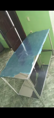 Mesa toda em inox medindo 140x55cm