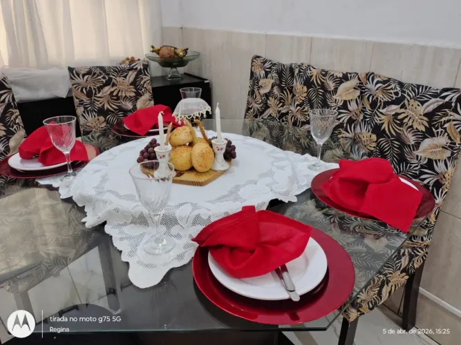 Mesa de Jantar Tampo de Vidro + Cadeiras Estofadas Estampa Tropical - Excelente Estado