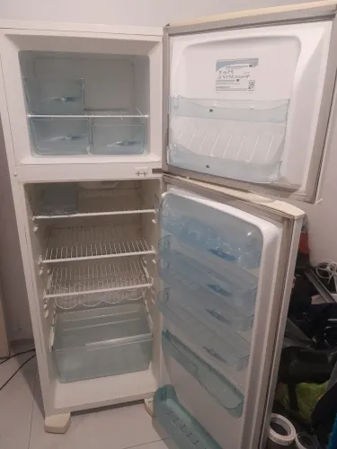 Vendo uma geladeira em bom estado de conservação,