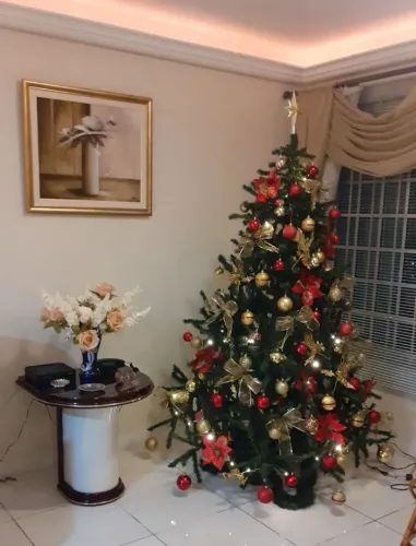 Árvore de Natal 2m COMPLETA - Luxo Vermelho e Dourado + Luzes (Impecável
