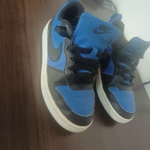 Tênis Nike borough low preto com azul tamanho 34