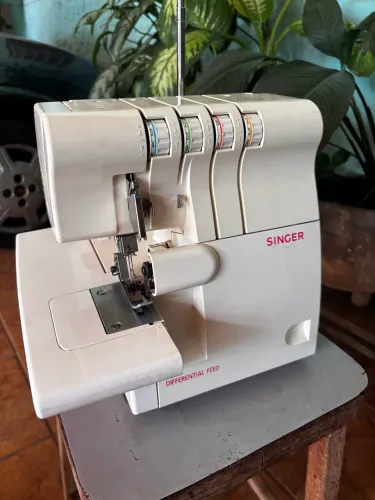 Máquina Overlock Singer - Semi-nova, funcionando perfeitamente