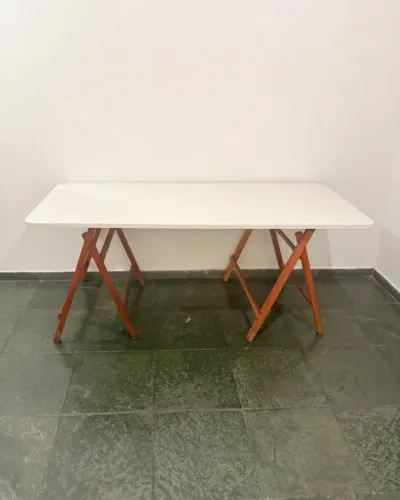 Mesa Escrivaninha de Cavalete - Tampo Branco e Base de Madeira - Ideal Home Office