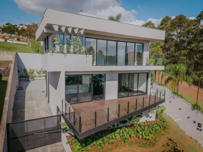 Casa para venda possui 363 metros quadrados com 4 quartos