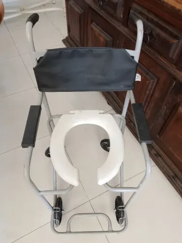 Cadeira de rodas sanitária barata!!