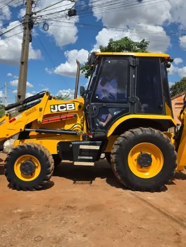 Retroescavadeira JCB 3CX 2022
