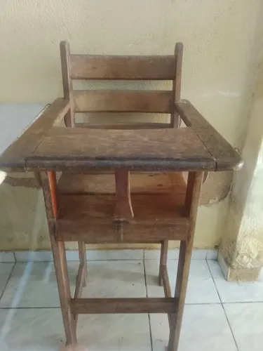 Cadeira de alimentação, pra bebe de madeira pura