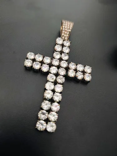 Crucifixo de prata cravejado