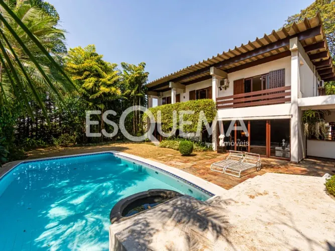 Casa com piscina no Jardim Guedala