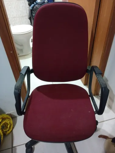 Cadeira para computador com avarias na cor vinho