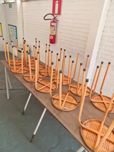 Conjunto de Mesas Grandes com Cavaletes Reforçados e Banquetes de Ferro