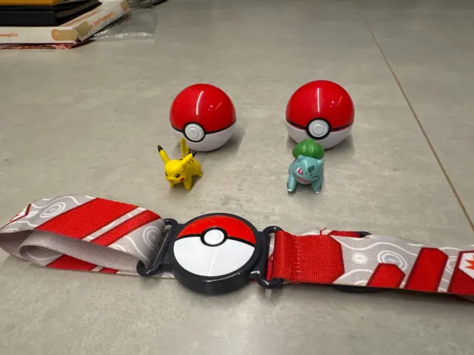 Miniatura de pokemon com cinto e 2 pokebolas