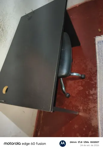 Escrivaninha e cadeira giratória.