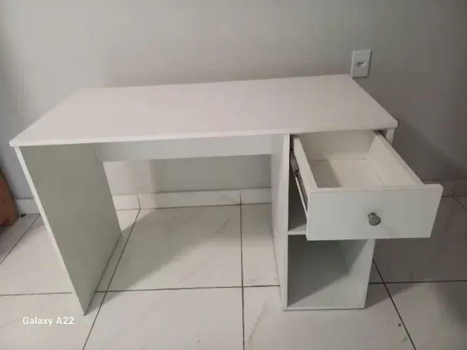 Mesa Escrivaninha Branca com Gaveta - Bem Conservada