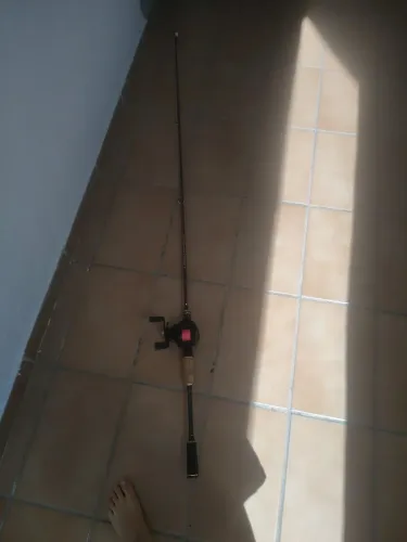 Vara de pescar com carretilha excelente para peça esportiva e ela é muito boa é legal é um