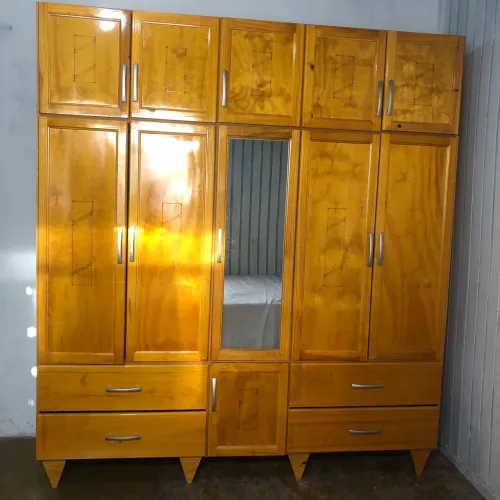Guarda roupas em madeira