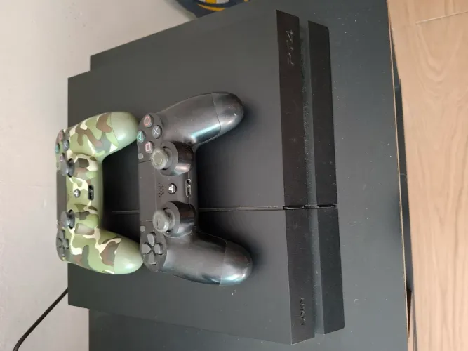 Vendo ps4 fat com dois controles