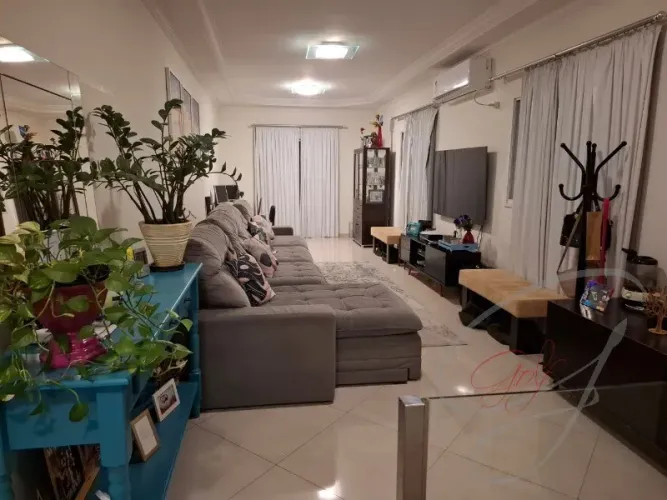 Belíssima casa para Locação na Vila Yara em Osasco-SP: 4 Quartos, 2 Suítes, 3 Salas, 5 Ban