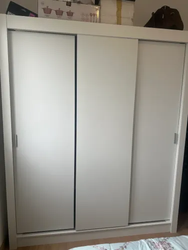 Vendo guarda-roupa com 3 portas por R$450,00.