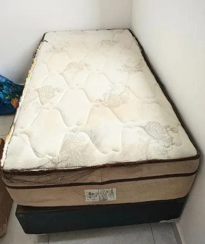 Vende-se cama box solteiro