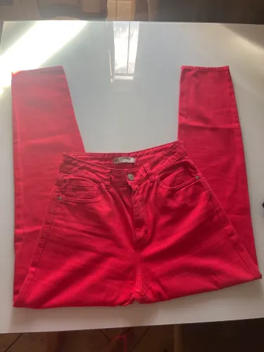 Calça jeans vermelha