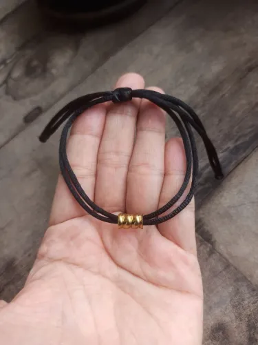 Pulseira em fio de seda com entremeio 