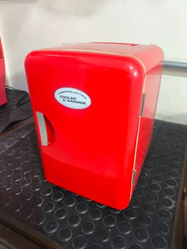 Mini geladeira vermelha 110v e 12v